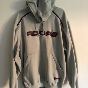 Adidas Vintage Hoodie - Min mammas Hoodie från 90-talet, oversized i storleken. Bra skick och varsamt använd. Buda i kommentarerna. Skickas via frakt för 60 kr. 