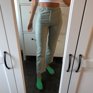 Grönvitrutiga kostymbyxor  - Kostymbyxor köpta i Italien förra sommarenför 500 kr, använda 1 gång, säljes för att de inte kommer till användning/inte min stil. Skitsnygga och jätteskönt material. One Size fits all, men passar bra på mig som är w27. Är lite korta på mig och är 178 lång, L32/34
