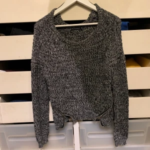 Rut&circle stickad tröja - Stickad tröja ifrån Rut & circle med dragkedjsderaljer, som ny.