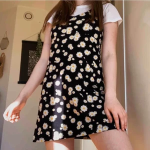 Klänning - Coolaste klänningen ifrån H&M’s undermärke Impuls från 80-90tal. Svart med prästkragar på i en ”tennis” modell med korsad rygg. Frakt: 60kr