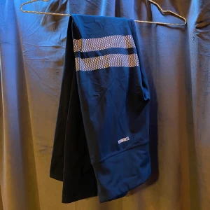 Marinblå stronger tights  - Marinblåa stronger tränings tights. Nästan helt nya. För små för mig. Kom med bud i kommentera. 
