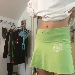 KJOL 2000s ☠️ - Dena fina kjol köpte jag för inte länge sedan men känner att jag inte kommer använda den! Den är i fint skick! Om ni har frågor är det bara att kontakta!💋