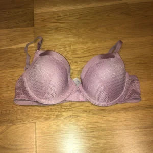 Rosa bh - Fin rosa bh från primark, endast provad en gång💕 sitter bra och bekvämt, säljer pågrund av fel storlek
