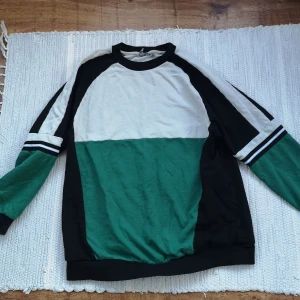 Asos sweater  - ⚡ Cool sweater från Asos. Märkt 38, tycker den är som en M. Finns ett par fläckar på den, små, kan säkert gå bort. I övrigt fin!! L 69. B 53x2. Rätt stretchig.  50kr pp 63kr spårbart