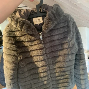 Pälsjacka - Fin grå pälsjacka, från Chelsea om jag minns rätt. Strl S, ända felet är väl att det är hål i fickorna men det kan man ju bara du för det syns ju inte! Nypris ca 700, mitt pris 150+frakt🤩