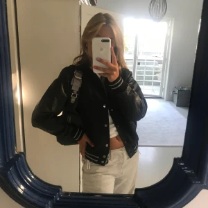 Varsity jacket - Säljer denna jacka, storlek Xs men den är i herrstorlek så den passar perfekt på mig som vanligtvis har M/S i kläder. Köpt för 900kr men finns ej kvar. BUD 610kr