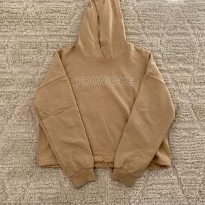 Lagom använd beige hoodie från Gina tricot i storlek L. 