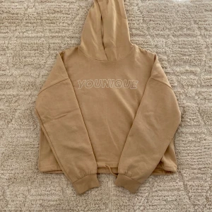 Beige hoodie ”younique” - Lagom använd beige hoodie från Gina tricot i storlek L. 