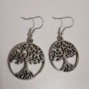 Örhängen träd - Silvriga örhängen med träd som motiv 💞 40kr inklusive frakt. 