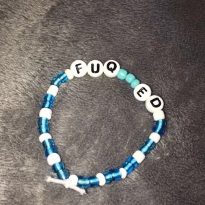 FUQ ED ARMBND - Dethär är ett fuq ed (eating disorder) som kostar 60kr+15kr frakt! Vi skänker 85% av pengarna till ätstörnigs fonden/Hjärnfonden! 