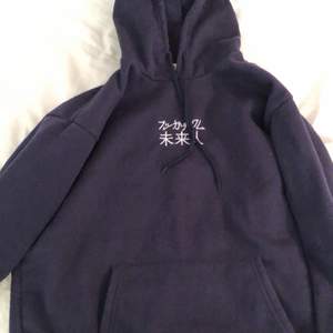 Väldigt fin mörkblå hoodie med japanskt tryck, stl: M Pris: från 20kr + frakt