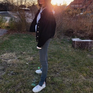 Zara jeans - Säljer nu mina skitsnygga jeans från zara pga att de inte används, är i nyskick då de använts ca 3-4 gånger. Nypris ca 400kr, säljer för 200 + frakt (kontakta mig för fler bilder)🥰