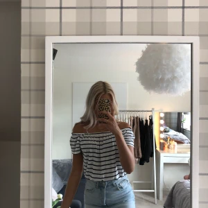 Topp bershka - Randig topp från bershka som går att bära såväl off shoulder som inte😍