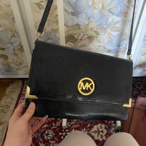 Axelväska  - Bra skick och inga skador! Jätte fin MICHEAL kors Axel väska!