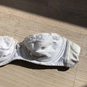 Vit axelremslös bh - Vit axelremslös bh utan vaddering. 