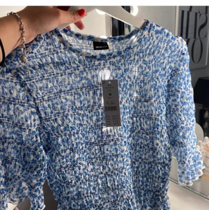 Topp  - Söt liten topp från Gina💕, köpt av en annan här på Plick✨✨, säljer då den inte kommer komma till användning 🥺🦋🦋🦋✨