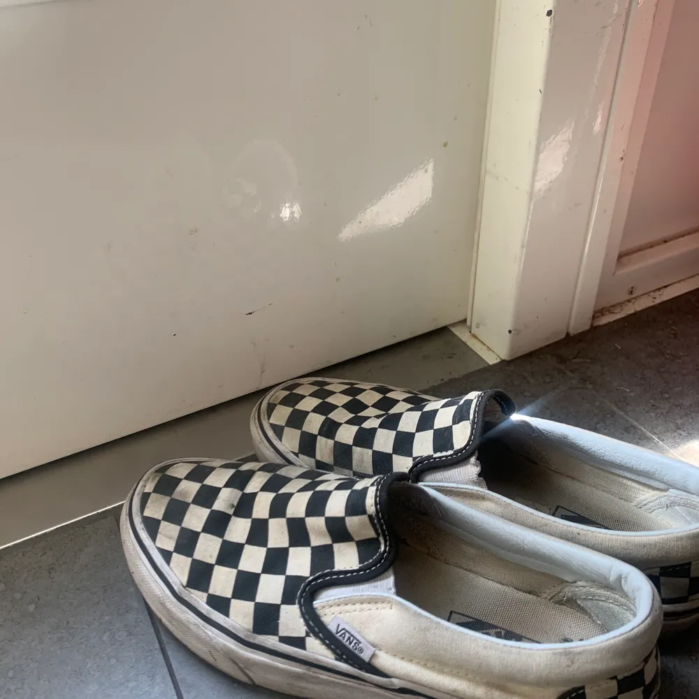 Säljer mina vans för 100kr + frakt, de är lite använda men går att tvätta! Storlek 38 . Skor.