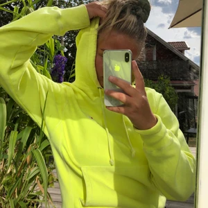 Skitcool tiedye - Svincool tiedye hoodie från champion, köpt från Urban outfiters, sparsamt använd💛💚💛💚💛 Den är väldigt unik då den är tiedye och färgad förhand av Urban outfiters🤑☺️