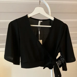 Top Nelly - En fin festtop/top från Nelly med snöre . prislappen kvar. Storlek S , har swish och fraktar