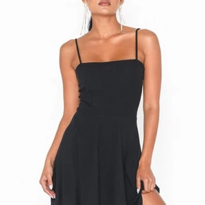 Rib skater dress - Svart skater dress från Nelly.com, aldrig använd, jättefin men kommer inte till användning. Köparen står för frakt 