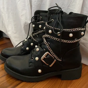 Svarta boots med nitar - Säljer mina svarta boots med nitar som aldrig är använda endast testade, dom är tyvärr för små därav att jag säljer dom.