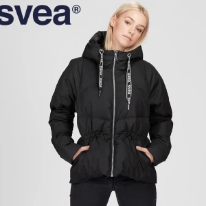 W. Waspy Jacket från Svea - Säljer min W. Waspy Jacket från SVEA. storlek S. Färg: svart. Använt bara några gånger. Säljer p.g.a jag vill köpa jackan i annan färg. Ord pris 2999kr, jag säljer min för 2400kr. 