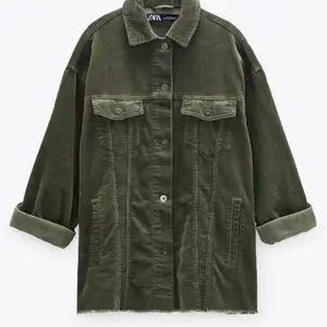 Säljer nu denna populära gröna oversized Manchester jackan från Zara! Köpt i december 2019 men har endast används 3 gånger (alltså är den i nyskick). Säljer eftersom att den inte kommer till användning👊🏼💜💜💜