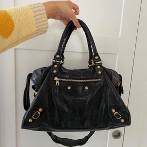 Balenciaga väska  - Äkta balenciaga väska som rymmer mycket. Köpt för 15000 i Dubai! Bra skick endast några väldigt små slitningar 