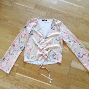 Satin topp - Satin topp sparsamt använd, i mycket bra skick 🌸🦋