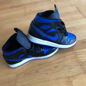 Blåsvarta Jordan 1 - Säljer nu mina sjukt coola o trendiga svartblåa Jordan 1 mids!! Använd väldigt få gånger då de är för små. Väldigt, väldigt fil kvalite och skick!!! Köparen står för frakten på 63kr ❤️❤️❤️  köpta för 1200 kr!! Buda