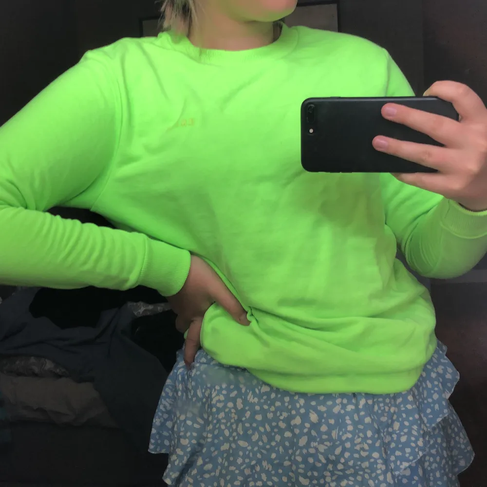 En neongrön sweatshirt från kapphal i storlek 170. Aldrig använd (köparen står för frakten). Tröjor & Koftor.