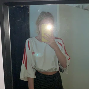 Vintage Adidas tröja - en supercool adidas tröja, köpt här på plick men tror att nån annan kan få mer användning av den! superbra skick. frakt ingår ❤️ kan mötas i västerås