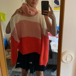 Randig stickad tröja  - Säljer denna jätte fina stickade tröja från chiquelle☮️ knappt använd och passar strlk s/m🖤🖤