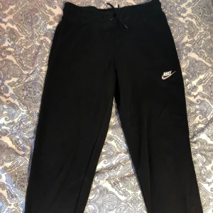 Nike mjukisbyxor - Säljer mina knappt andvända svarta Nike mjukisbyxor! Det är bra kvalité och storleken är S! Jag är 155 cm lång och säljer på grund av att byxorna är för långa. Ni kan buda i kommentarerna eller skriva till mig vid intresse.