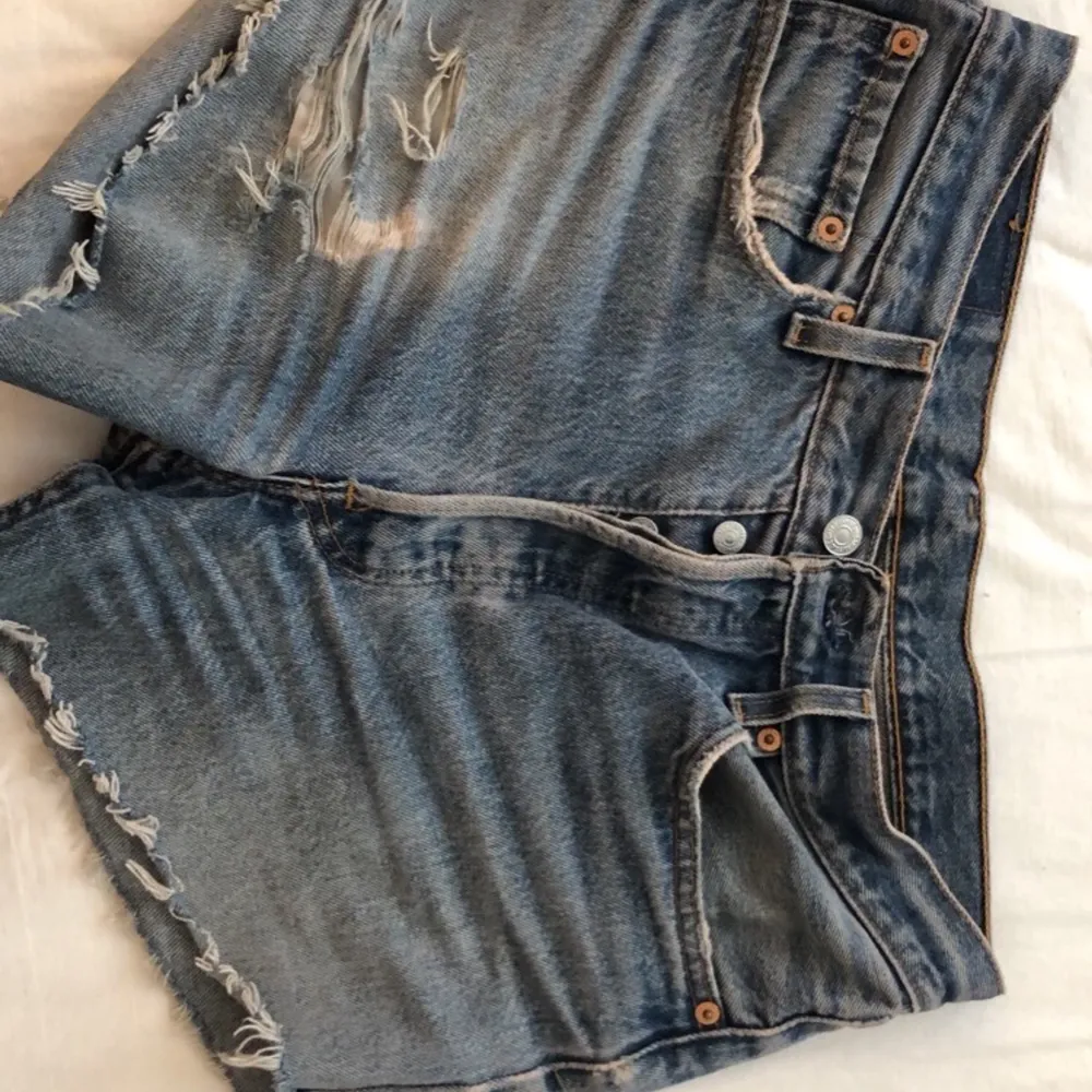 Säljer mina avklippta Levis-jeans som jag gjort om till shorts, strl 36/38. Jeans & Byxor.