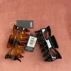 Två hårklämmor - Två st oanvända hårklämmor från Lyko (lapparna är kvar) säljes pga köpte andra som jag gillar bättre och glömde bort att skicka tillbaka dessa innan returrätten gick ut. Ordinariepris är 35 kr, jag säljer dem för 25 kr/st eller båda för 40 + frakt OBS endast den svarta kvar ☺️