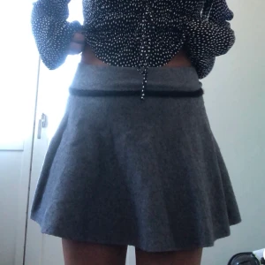 Zarakjol grå - Grå zaraknit kjol, mjuk o fluffig ish. Lång vika ner beroende på hur man vill bära den. Skön passform stretchiga. Möts upp elr frakt 30kr