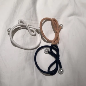 Hårband - Jättesöta hårband med små pärlor. Aldrig andvända så helt nya. Inköpt för bara någon vecka sedan! En för 10kr eller alla för 25kr💕