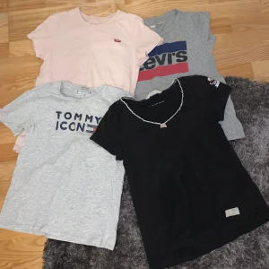 4 stycken märkes T-shirtar - Säljer 4 stycken märkes T-shirtar från Tommy Hilfiger, Levi’s och Odd Molly. Alla tröjor är i storlek s. Säljer alla 4 tröjor för 400 kr+frakt! Kan gå ner i pris vid snabb affär! 