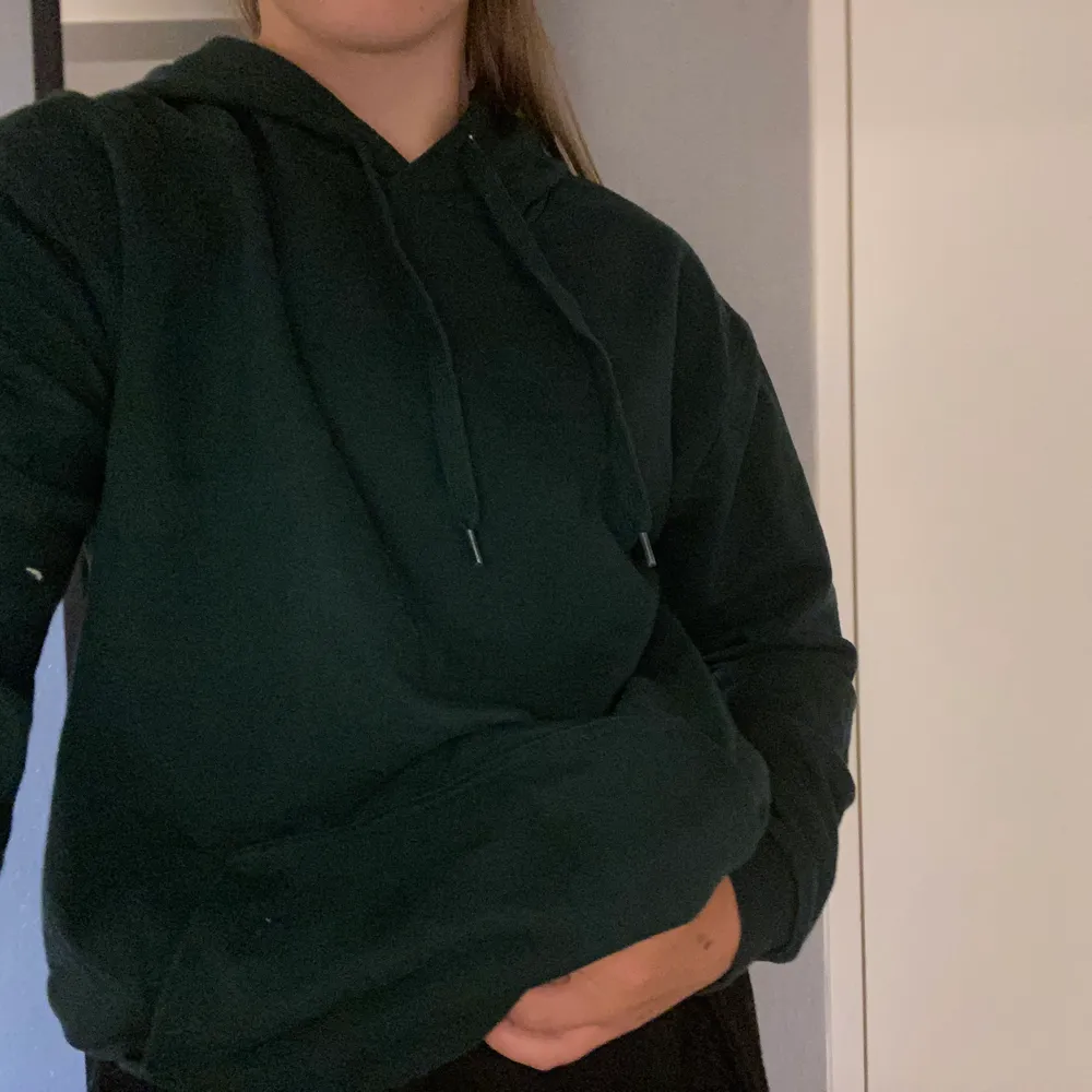Jätte fin mörkgrön hoodie ifrån Cubus, använd ett par få tal gånger och är i därför i ett jätte fint skick! Köpt på dam avdelningen men skulle vilja säga att båda könen kan ha den.. Hoodies.