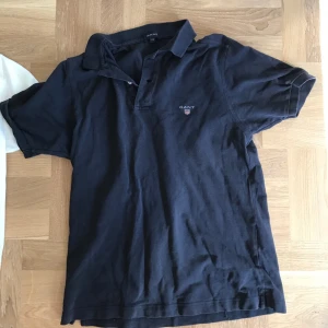 Gant piké - En gant piké mörkblå tröja i storlek XS men är ganska stor i storleken och passar mig som är 177 cm lång och väger 64kg. Tröjan är 1 år gammal och är i bra skick.