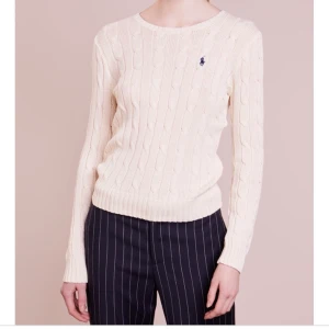 Ralph Lauren stickad tröja  -  En stickad krämvit tröja från Ralph Lauren. Tröjan är i storleken S och säljs på grund av fel storlek. Endast använt ett fåtal gånger och så gott som i nyskick!  Nypriset på denna tröja är 1195 kr. 