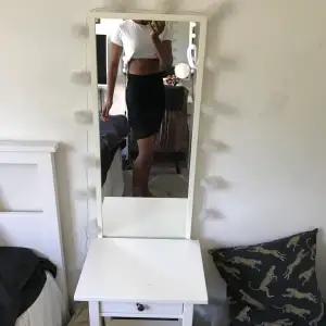 Denna skit snygga kjol som jag älskar säljer jag för 100;-🖤🖤