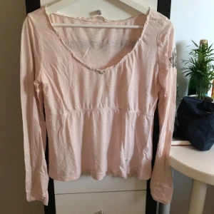 Ljusrosa långärmad från odd Molly - Snygg långärmad ljusrosa tröja/blus från odd molly, väldigt fint skick, storlek 1 vilket motsvarar XS/S/34/36. Frakt tillkommer💕