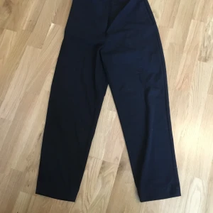 Svarta kostymbyxor från Weekday stl 34 - Svarta kostymbyxor från Weekday stl 34. Gott skick, knappt använda. Frakt betalas av köparen.