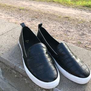 Krokomönstrad sko från hm i storlek 40, endast testade då de är förstora. Skorna är alltså i nyskick. Priset kan diskuteras då jag vill bli av med sakerna!☺️ Köparen står för frakt.