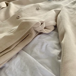 H&M dam kappa i färgen beige, strl 36 - Beige dam kappa från H&M. Två knappar som går att knäppa och band medföljer!💕 Orginalpriset är 600. 