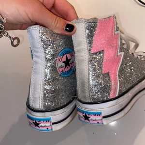 Converse  - As balla converse i bra skick! Ända är att skosnörena är lite smutsiga men går lätt att byta. Storlek 36/36,5 men dem är lite större så passar 37/38 också! Nypriset var ca 1000kr