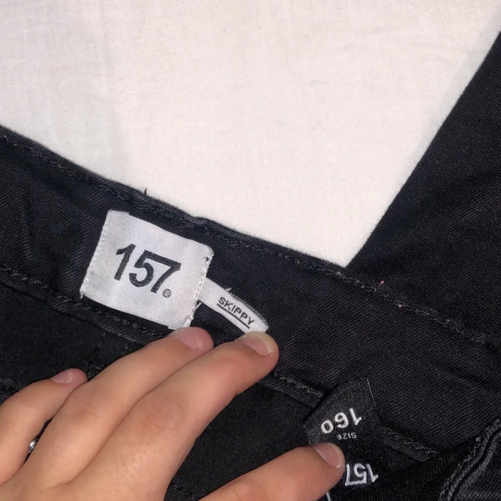 Säljer ett par stretchiga svarta jeans från lager 157 i modellen ”skippy”. Blandad midjestorlek mellan högmidjade och mellanmidjade skulle jag säga.😊 Frakt tillkommer 🐬. Jeans & Byxor.
