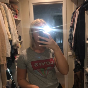 Levis t-shirt - En väldigt sällan använd t-shirts i bra skick, inga slitningar eller fläckar osv. 